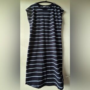 Extended sleeve crew neck midi dress